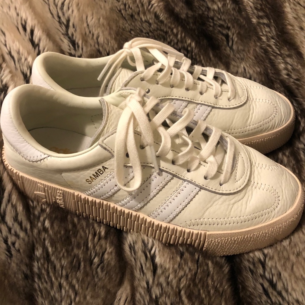 Women’s Adidas Samba cream sneakers size 6.5